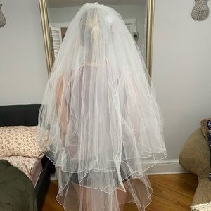 NWT multi-tiered JL Johnson Veil